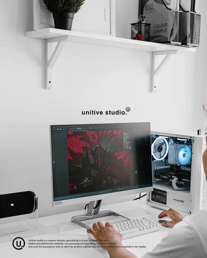 Proses pembuatan desain kaos menggunakan software desain grafis di studio kreatif Unitive Studio.